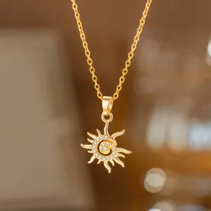 Detailaufnahme einer goldener Sonnenanhänger-Halskette mit funkelnden Kristallsteinen