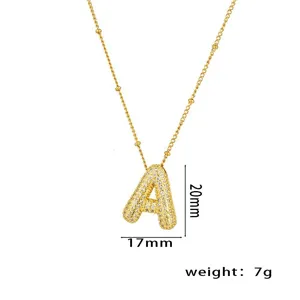 Detailansicht einer goldfarbenen Halskette mit Buchstabe A Anhänger, Zirkon und Maßen.