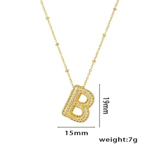 Exzellente Detailansicht der goldenen Kette mit B-Anhänger, Maße 19mm x 15mm