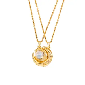 Detailansicht der goldene Sonne und Mond Halskette mit Kristallen und Opalstein
