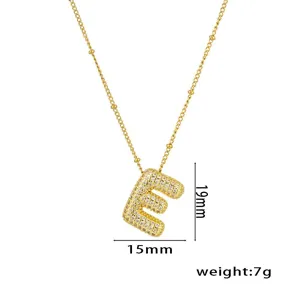 Detailansicht des mit Zirkonia besetzten goldenen Anhängers Buchstabe E mit Abmessungen.
