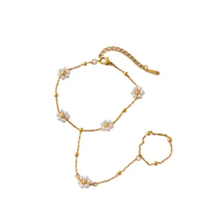 Eleganter 18K vergoldeter Handrücken-Schmuck aus Titanstahl mit zarten Perlenblumen