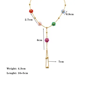 Vista detallada de pulsera de mano con flores de colores y medidas de tamaño.