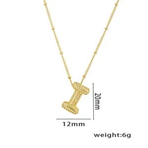 Detailansicht der goldenen Halskette mit Buchstabe I Anhänger und Zirkonia Steinen