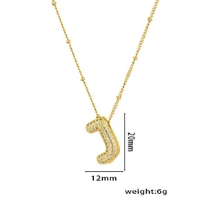 Detailansicht der 20mm x 12mm Gold Zirkonia J Halskette mit Gewichtsangabe von 6 Gramm
