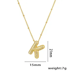 Detailansicht der goldenen Zirkon-Halskette mit K-Anhänger und Maßen 15mm mal 21mm