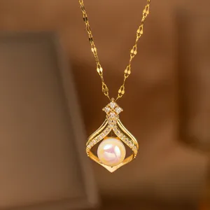 Nahaufnahme eines Perlenanhängers mit Zirkon-Besatz an einer eleganten goldenen Halskette.