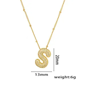 Nahaufnahme der 20 mm Höhe und des 6 g Gewichts des goldenen S-Zirkonia-Anhängers