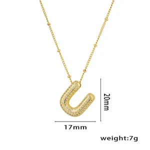 Detailansicht der goldenen U-Buchstaben-Halskette mit genauen Maßen (17x20mm) und 7g Gewicht