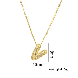 Nahaufnahme des goldenen Buchstaben-V-Anhängers mit Zirkonia-Besatz, 15x19mm