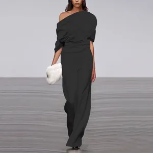 Vue détaillée de la combinaison noire découpe épaules, pantalon long et style chic casual.