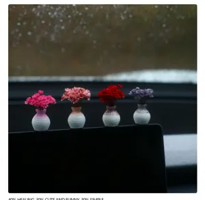 Detailopname van miniatuur keramische vazen met kleurrijke droogbloemboeketten voor auto.