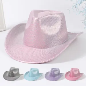Detailansicht eines glänzenden pinkfarbenen Western-Cowboyhuts mit breiter Krempe.