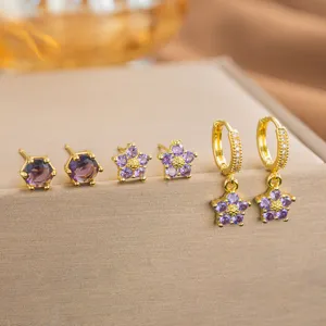 Detailansicht von drei Paaren lila Zirkonia-Blumen und Ohrstecker Set