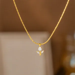 Elegante goldene Tulpen-Halskette aus Titanstahl mit funkelnden weißen Zirkonia-Steinen