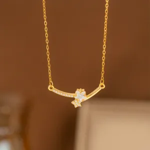 Detaillierte Nahaufnahme einer eleganten goldenen Sternanhänger-Halskette mit glänzenden Kristallen