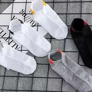 Comfortable short socks for men and women, breathable cotton boat socks in assorted colors.