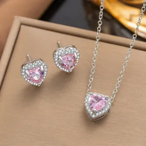 Detaillierte Ansicht des Sets aus pinkfarbenem Herz-Zirkonia-Halskette und Ohrringen