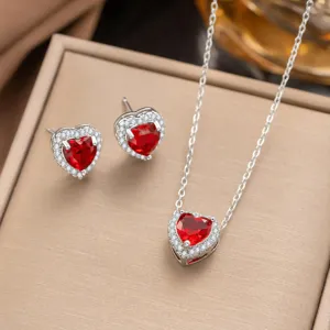 Detailansicht eines exquisiten herzförmigen roten Zirkon-Halsketten- und Ohrring-Sets
