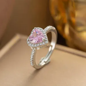 Detaillierte Makroaufnahme eines pinken Herz-Zirkonia-Rings mit Mikro-Pavé-Steinen