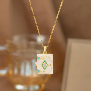 Collar con colgante de libro en esmalte dorado con cristal y detalles verdes