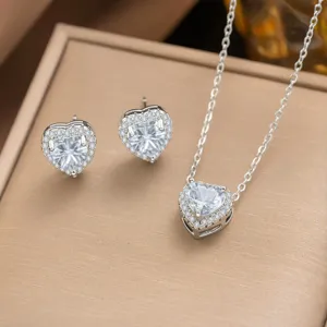 Makroaufnahme eines eleganten herzförmigen Zirkonia-Halsketten- und Ohrring-Sets