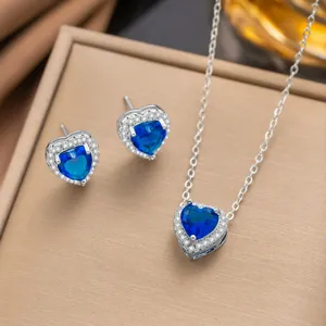 Detailansicht eines eleganten Silber-Sets mit blauem Herz-Zirkonia, Halskette und Ohrringe