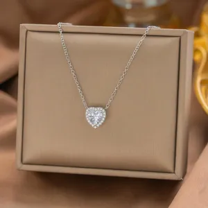 Detailansicht der herzförmigen Zirkonia-Halskette mit mikropave-weißen Diamanten auf Silber.