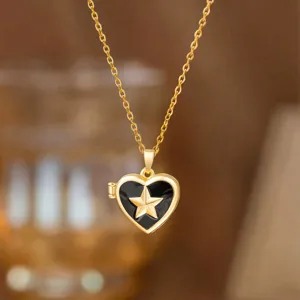 Elegante collar de relicario de corazón en esmalte con estrella dorada y cadena fina