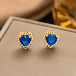 Elegante vergoldete Herz-Ohrstecker mit mikro-eingesetztem blauen Zirkon und weißem Halo