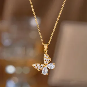 Detailaufnahme eines goldenen Schmetterlingsanhängers mit funkelnden Kristallsteinen