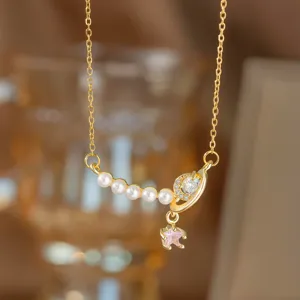 Nahaufnahme einer eleganten Perlenkette mit zartem Stern-Mond-Anhänger-Design