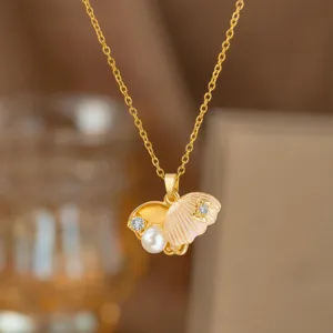 Detailansicht der Muschel- und Perlenkette im Meeresstil mit eleganter Goldkette
