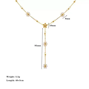 Detaillierte Nahaufnahme einer Y-Halskette mit goldenen und perlenbesetzten Blumen