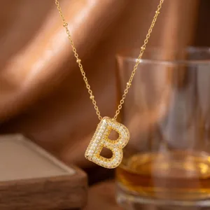 Elegante goldfarbene Halskette mit Buchstaben-B-Anhänger und Zirkonia-Steinen