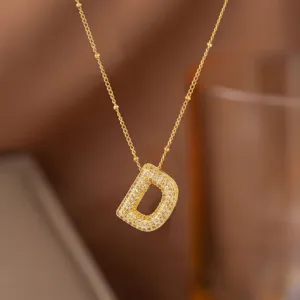 Luxuriöse vergoldete Halskette mit Anhänger Buchstabe D und Mikro-Zirkonia Steinen