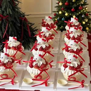 Vista detallada de la caja de postre navideña festiva con juguete tierno y lazo de cinta.