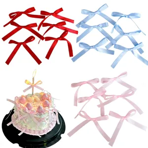 Conjunto de lazos de cinta de satén con decoración de pastel, ideal para regalos DIY y repostería.