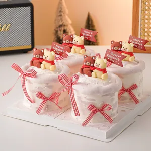 Set decorazione torta San Valentino con simpatici orsetti e nastri a quadretti rossi festivi.