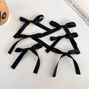 Detalle de lazos de cinta negra, perfectos para manualidades DIY y envoltorios de regalos.