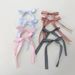 Dettaglio in primo piano di graziosi fiocchi a quadretti, colori assortiti per fai da te.