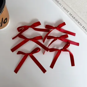 Lazos rojos de cinta de poliéster hechos a mano para decoración de regalos y manualidades DIY.