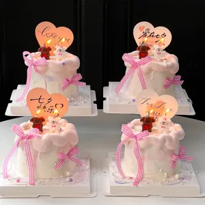 Deliziose decorazioni per torte a quadri rosa con candele a orsetto e topper a forma di cuore.