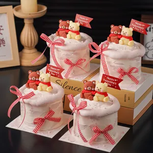 Set decorativo per scatola regalo di cottura DIY con simpatico orsetto e fiocco a quadetti.