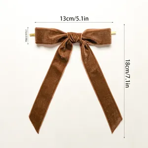Braune Samtschleife Detail, feine Textur und elegantes Design für Geschenkedekoration.