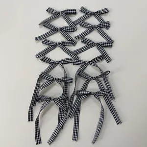 Fiocchi in nastro a quadri bianco e nero per confezioni regalo, fai da te e decorazioni.
