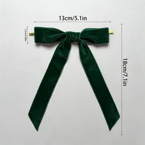 Grüne Samtschleife Detailansicht, Weihnachtsgeschenk Verpackung, Drahtbinder Dekoration.