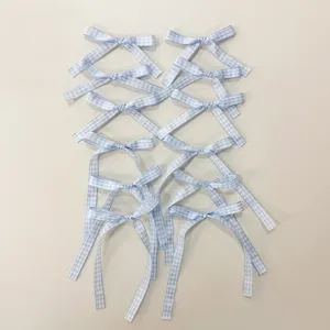 Set di fiocchi in nastro a quadri blu e bianco per decorazioni nozze e scatole regalo.