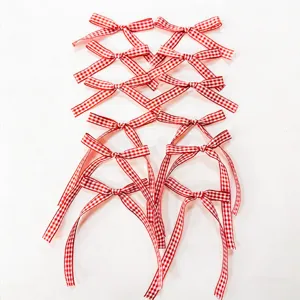 Set di fiocchi in nastro quadrettato rosso e bianco per confezioni regalo e decorazioni.