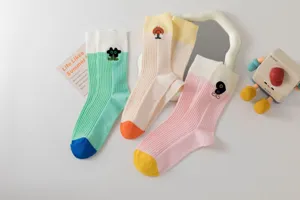 Dopamin Stil Damen Mittelsocken aus Baumwolle mit süßer Stickerei und farbigen Akzenten.